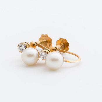 EARRINGS 18K gold 2 cultured pearls 5,5 mm and 2 brilliant-cut diamonds 0,20 ct.