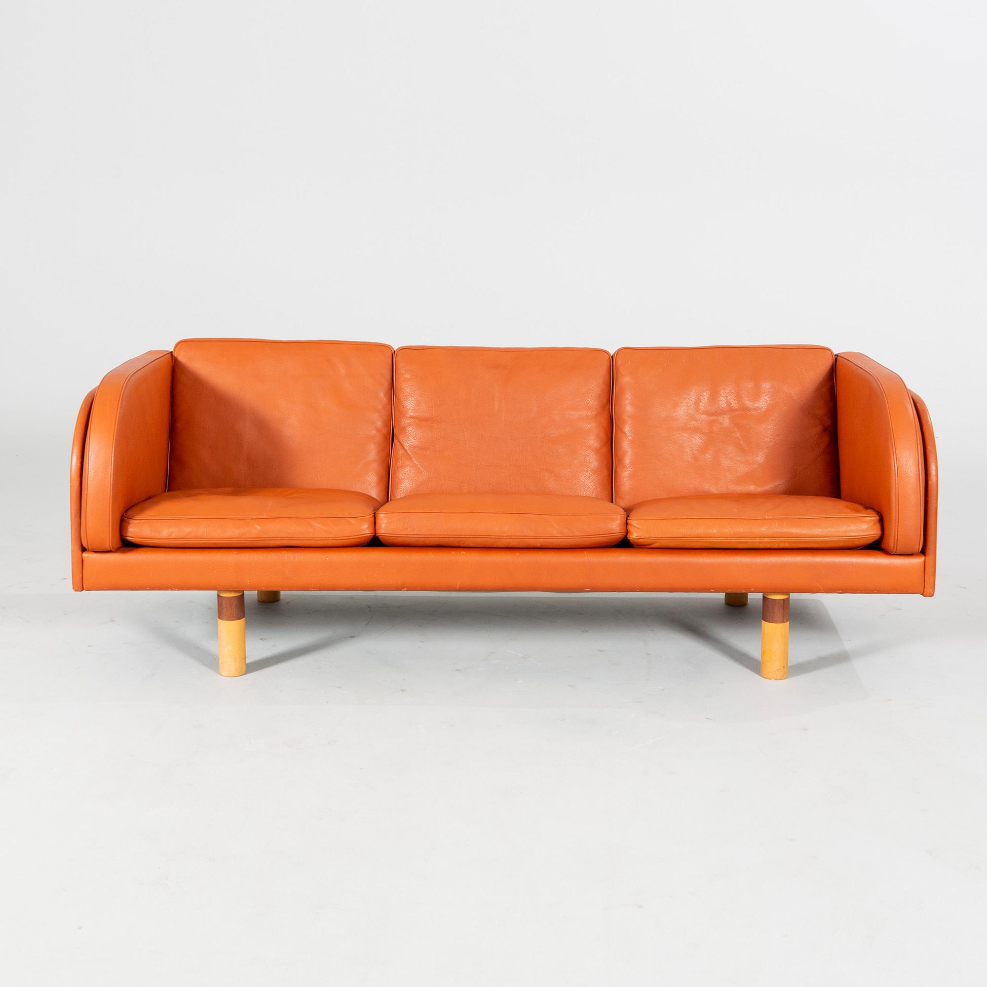 A "EJ20" sofa and armchair by Jørgen Gammelgaard for Erik Jørgensen from the late 20th century.