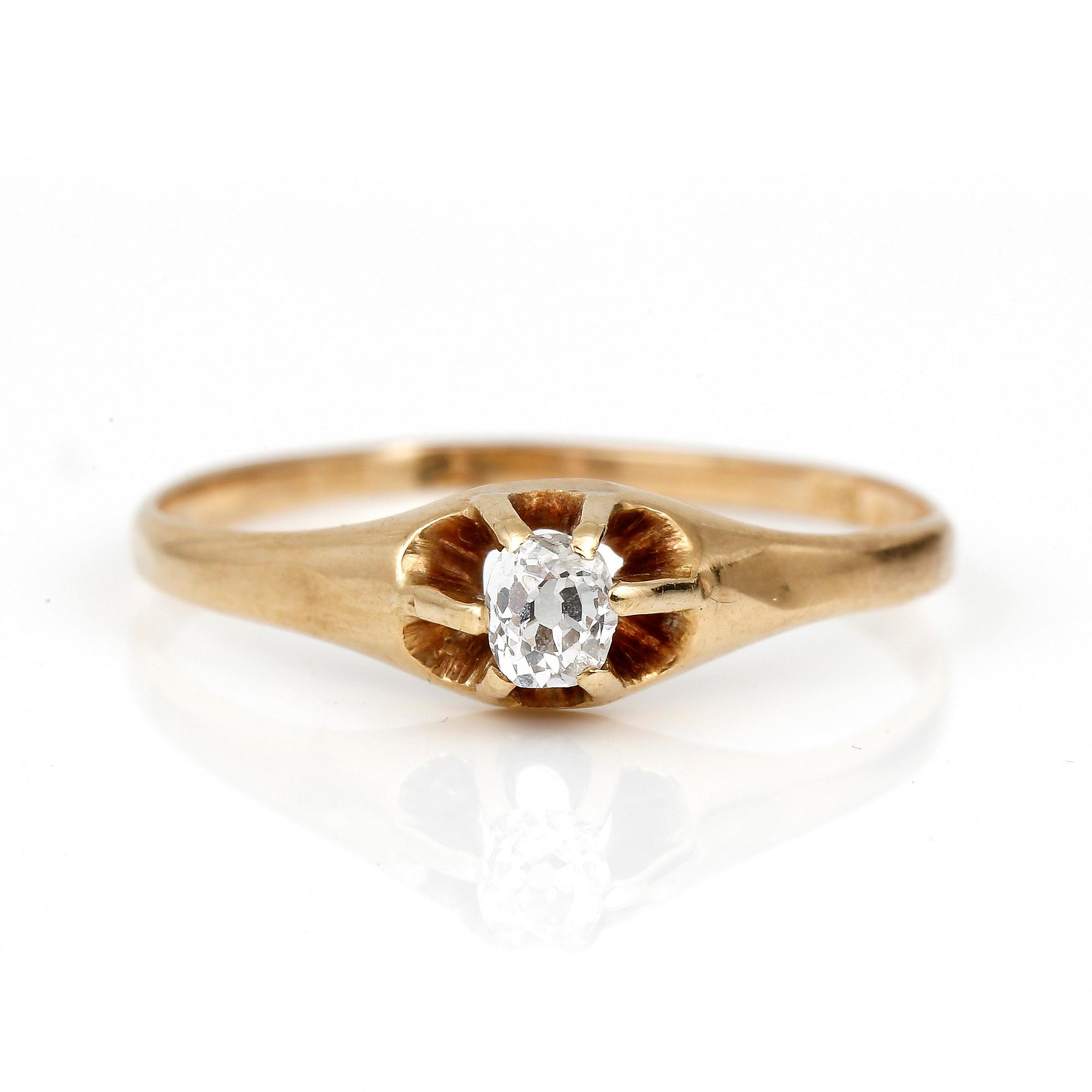 RING, 18K guld med kuddslipad diamant, ca 0,13 ct, Erik Holm, 1917. Total vikt ca 1,26 g.