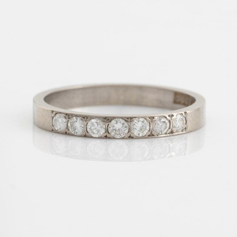 Alliance ring, half eternity, with brilliant-cut diamonds.
