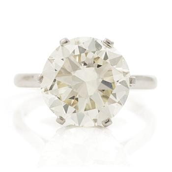 554. A ring with a round brilliant-cut diamond ca 6.07 ct.