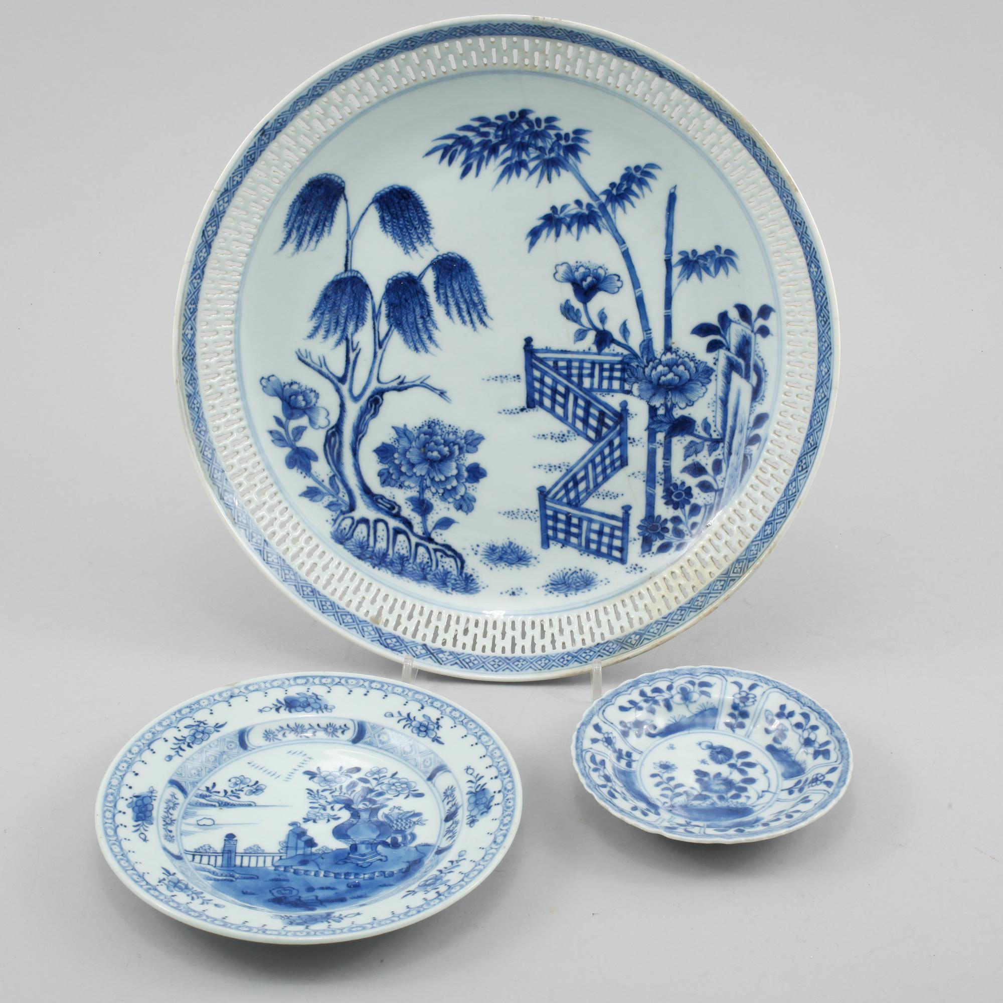 FAT, 2 st, samt GALLERFAT, porslin, Kina, 1700-tal.