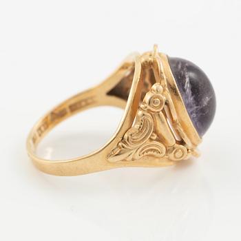 Ring, 18K gold with cabochon-cut amethyst.