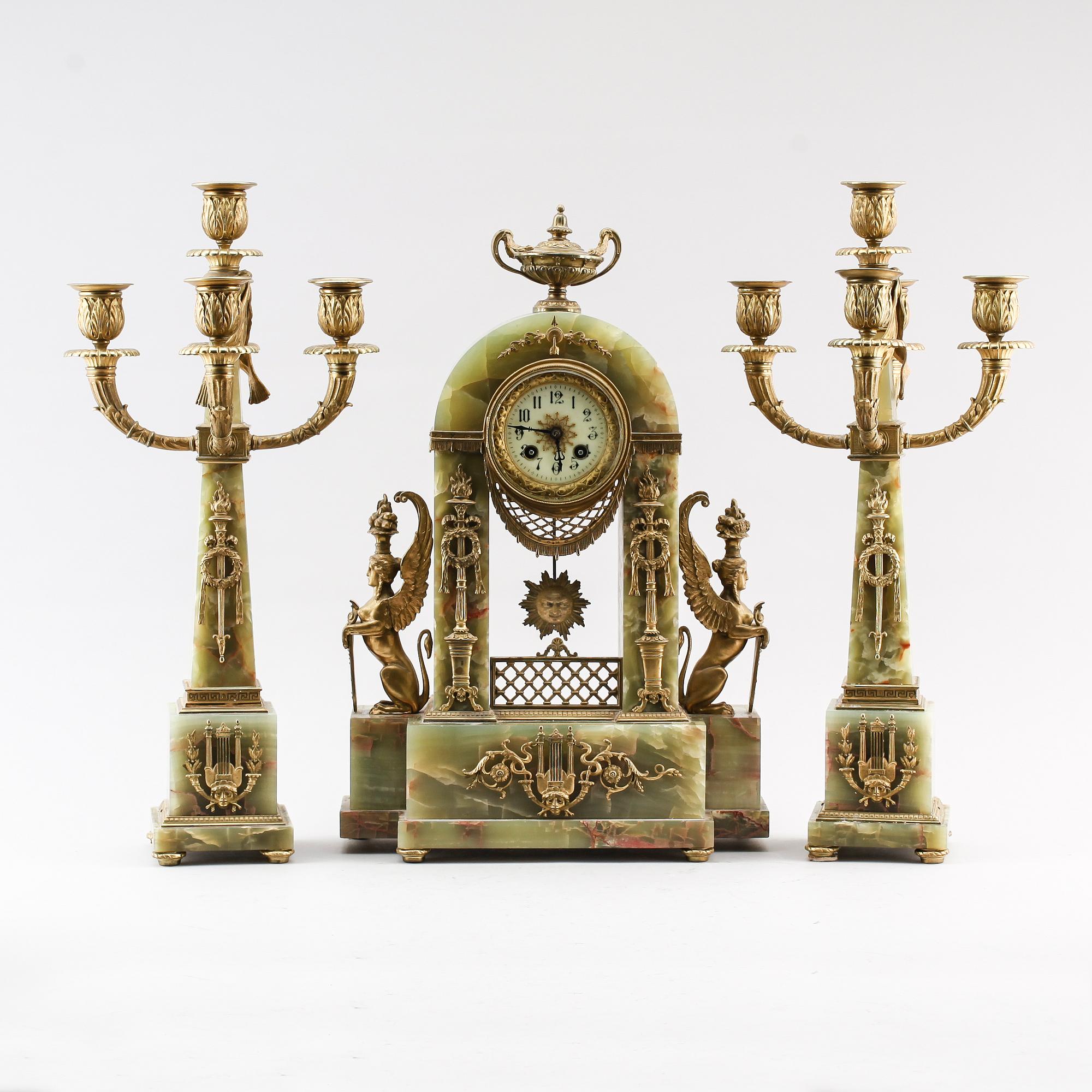 KLOCKGARNITYR, 3 delar, onyx/brons, uret märkt Lenzkirch 1900-talets början.