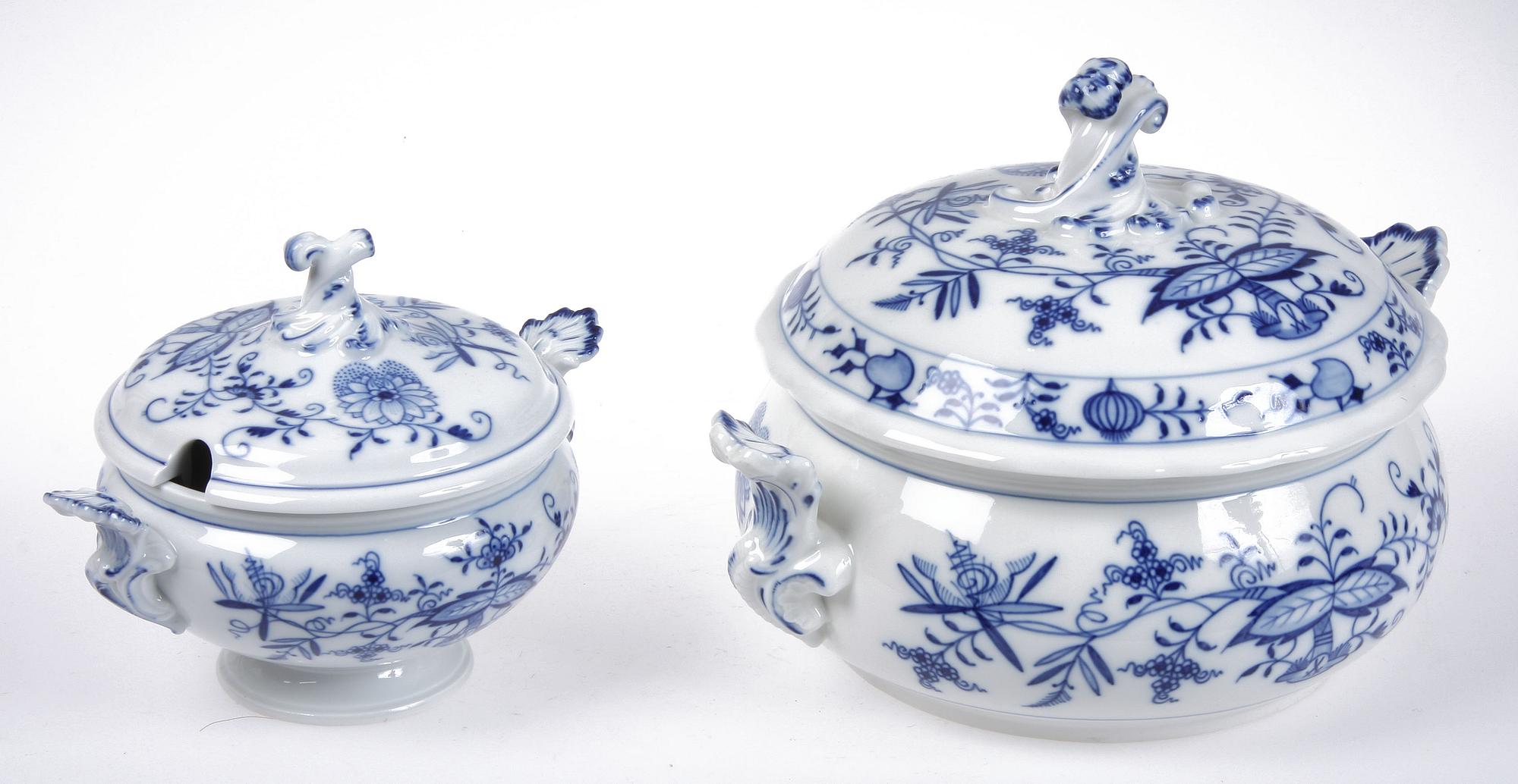 MATSERVIS, 87 delar, porslin, Meissen, lökmönstrad.