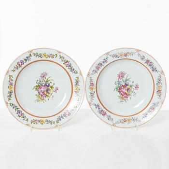 A Chinese famille rose porcelain oval dish and a pair of plates, Qing dynasty, Qianlong (1736-95).