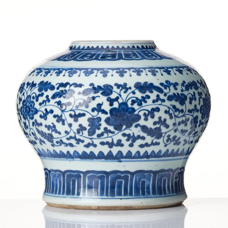 A blue and white jar, Qing dynasty, 19th Century.