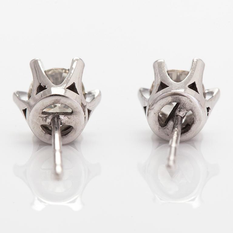 Örhängen, 14K vitguld, briljantslipade diamanter totalt ca 0.74 ct.