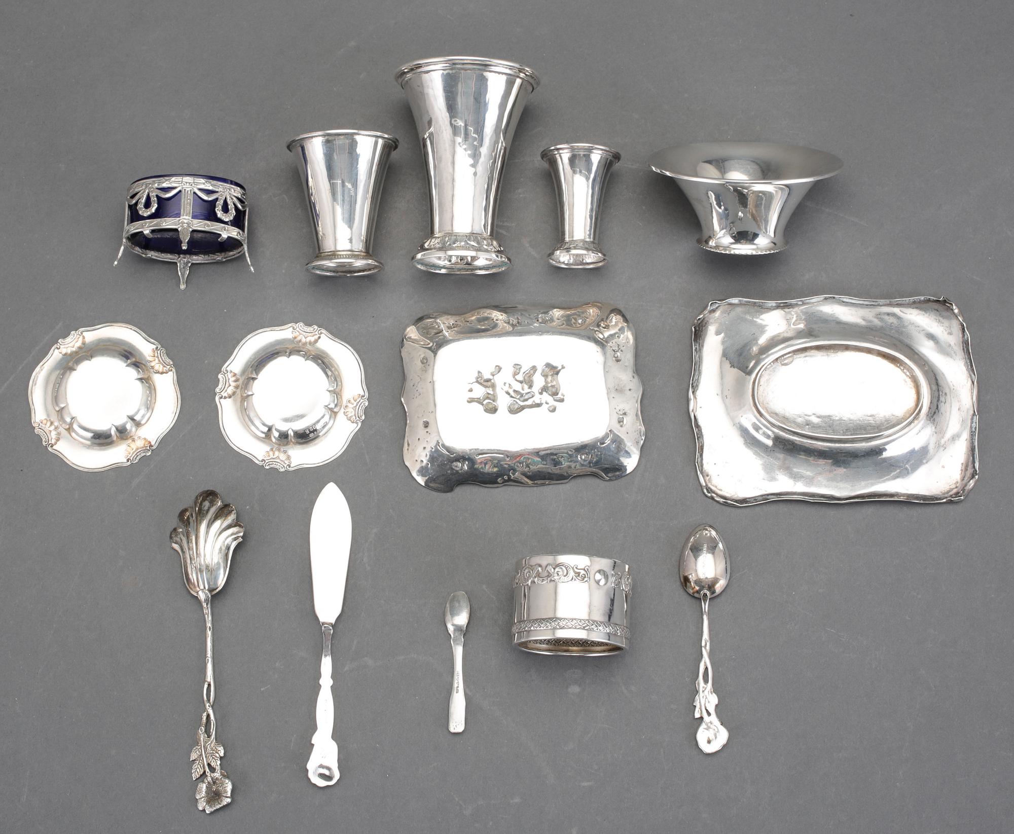 PARTI SILVER, 20 delar. Bl a Tesi, Göteborg och GAB, Stockholm 1946 samt oidentifierad mästare, 1853. Vikt ca 378 gram.