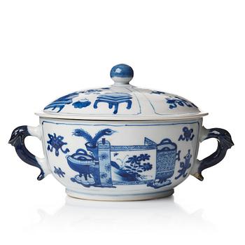 791. A blue and white tureen with cover, Qing dynasty, Kangxi (1662-1722).