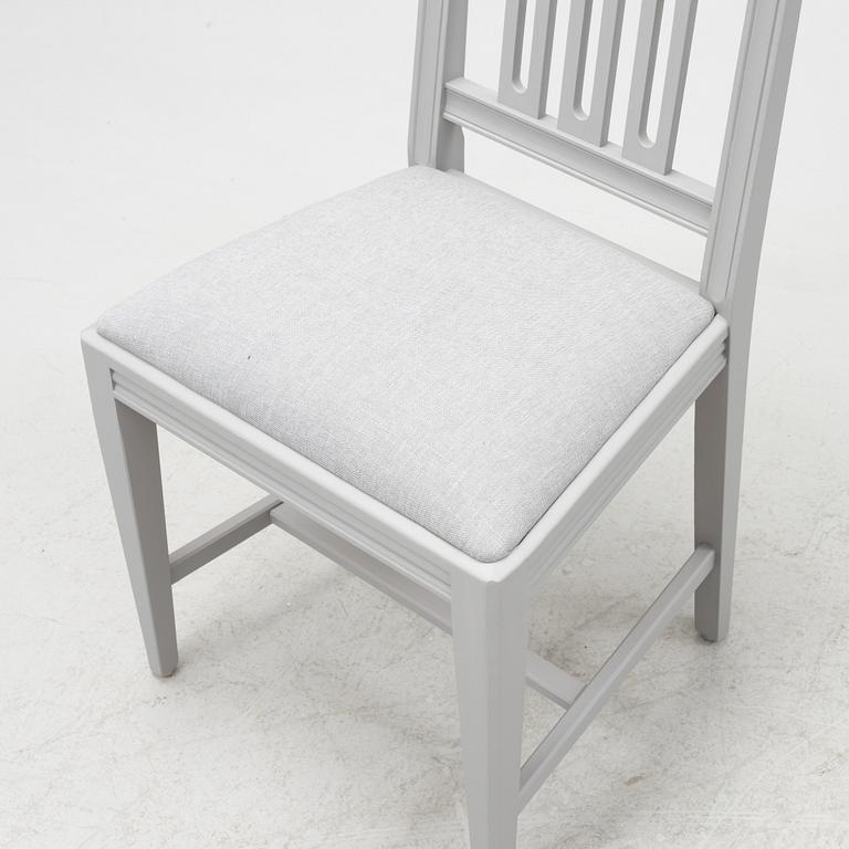 A Gustavian style dining table with twelve chairs, late 20th century.