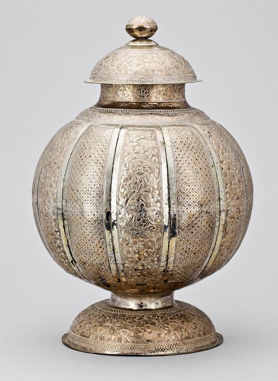 LOCKURNA, låghaltigt silver, orientalisk, 1900-tal, vikt ca 1100g.
