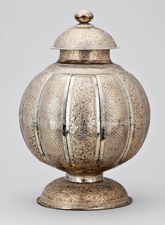 LOCKURNA, låghaltigt silver, orientalisk, 1900-tal, vikt ca 1100g.