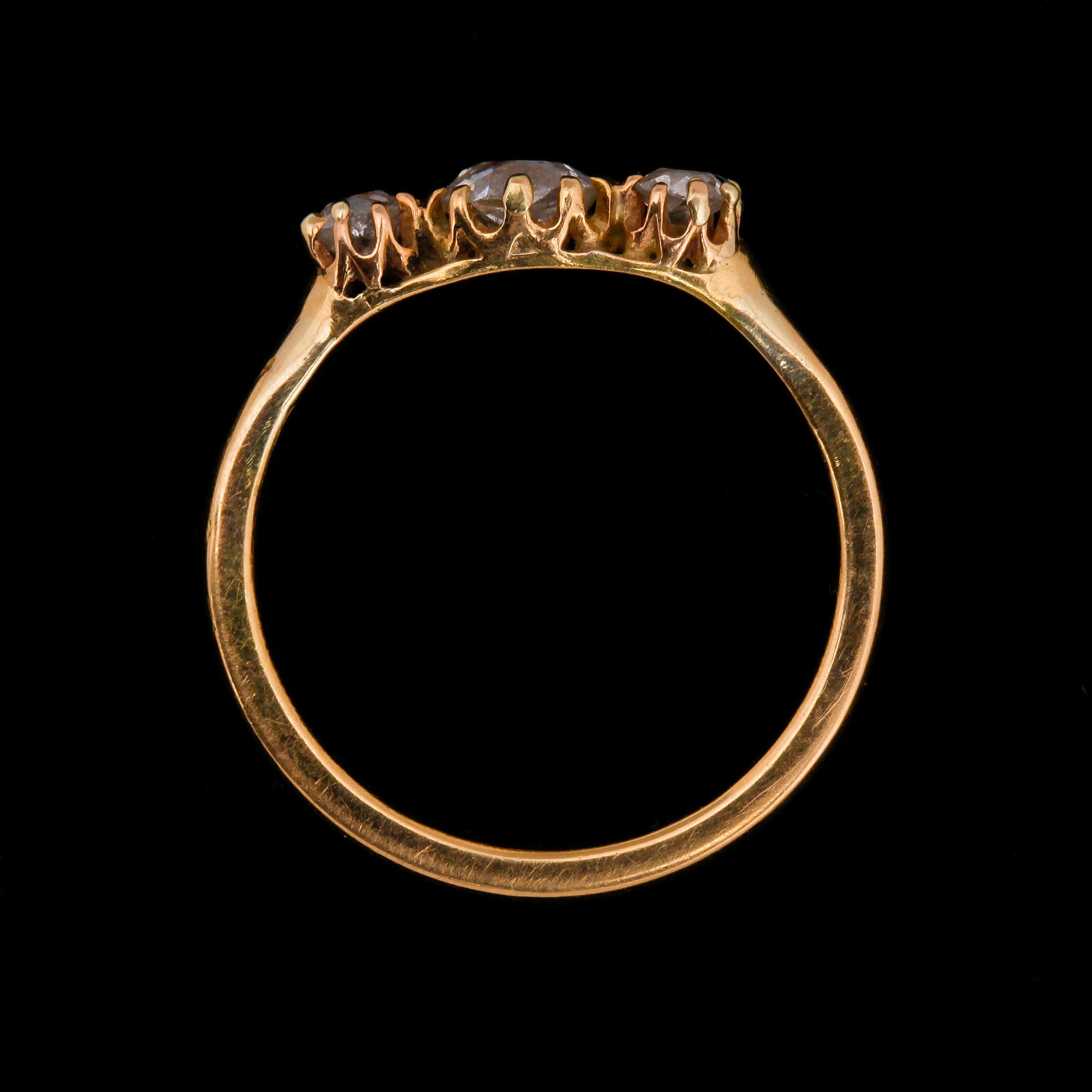 RING, 18k guld med tre antikslipade diamanter tot 0,45 ct. Tot vikt 3 g.
