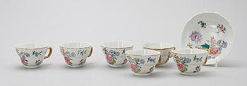 TEKOPPAR, 6 st samt 1 FAT, porslin, Kina, Qianlong (1735-1796).