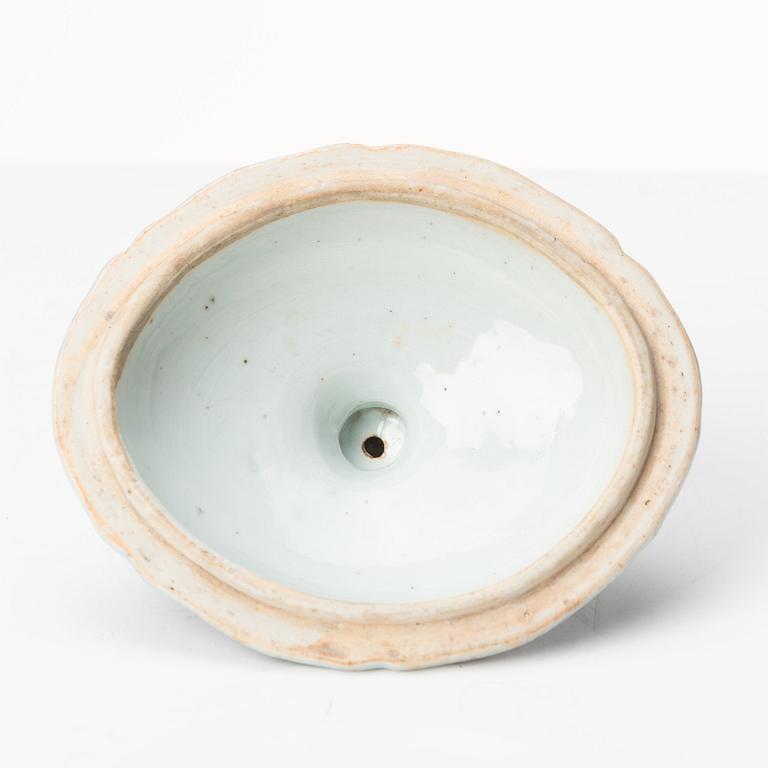 A blue and white tureen with cover, Qing dynasty, Qianlong (1736-95).