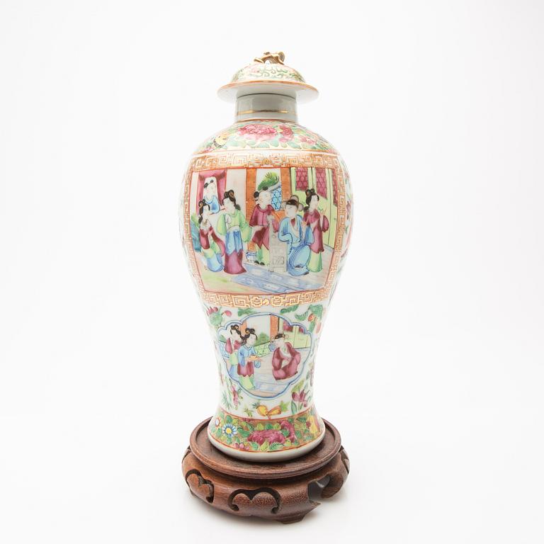 A porcelain set, 8 pieces, Canton, 19th century, China.