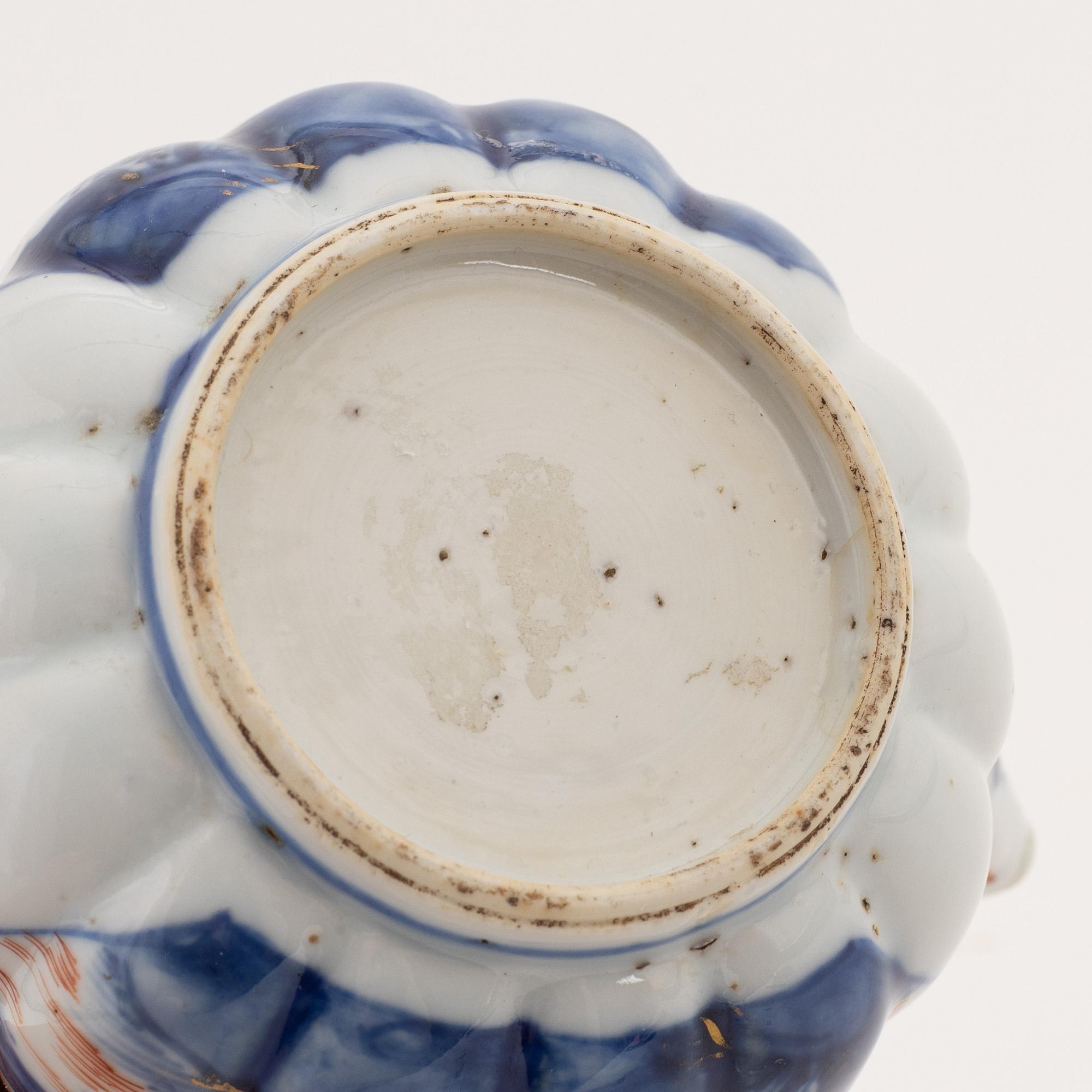 A Chinese imari teapot, Qing dynasty, early 18th Century.