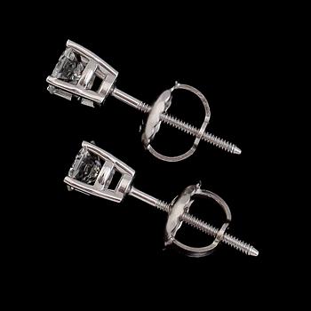 ÖRHÄNGEN, 1 par, 14 k vitguld, briljantslipade diamanter tot ca 0.33 ct. Vikt ca 0,7 g.