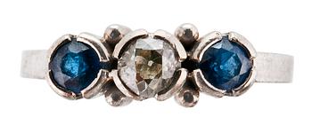 436. A DIAMOND / SAPPHIRE RING.