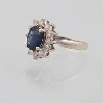 RING, 14K vitguld med fasettslipad blå safir samt briljantslipade diamanter  ca 0.60 ct. Vikt 5,1 gram.