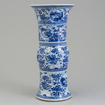 A blue and white trumpet vase, Qing dynasty, Kangxi (1662-1722).