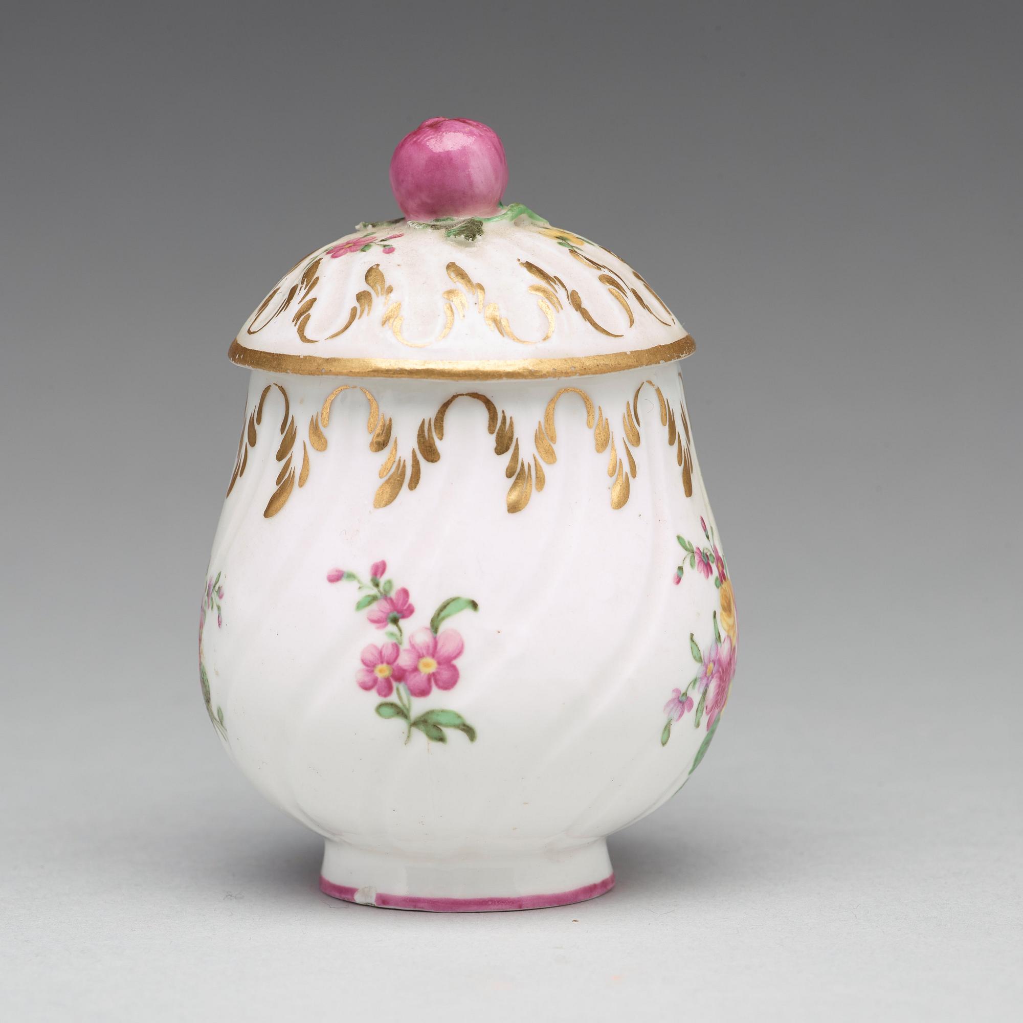 CREMEKOPPAR, 11 stycken, mjukt porslin. Marieberg, 1700-tal.