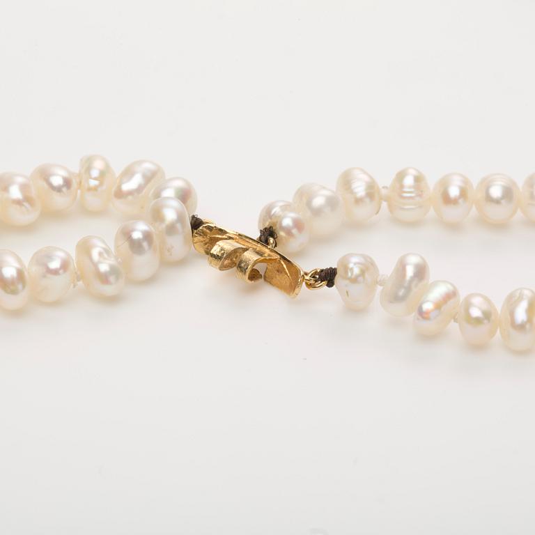 PÄRLCOLLIER, odlade sötvattenspärlor, lås i 14K guld med diamanter.