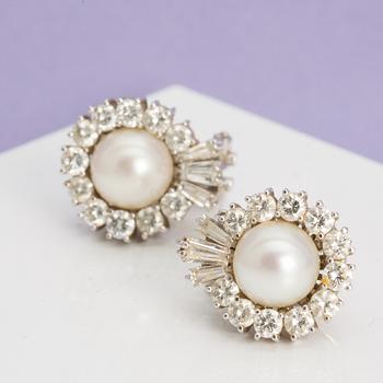 A pair of ca 1.50 ct brilliant-cut diamond earrings with cultured pearls.