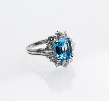 RING, 18 k vitguld med topas ca 1.90 ct samt diamanter, totalt ca 1.00 ct. Vikt ca 4,6 g.