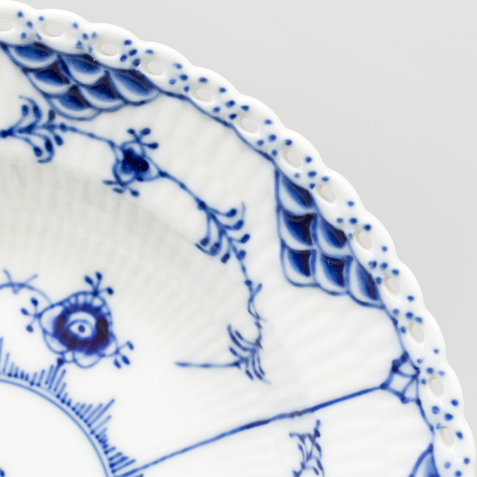 SERVISDELAR, 103 stycken, porslin, "Musselmalet", Royal Copenhagen.