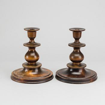 CARL MALMSTEN, LJUSSTAKAR, ett par, "Lijleholmens ljusstake Nr 2". 1900-talets första hälft.