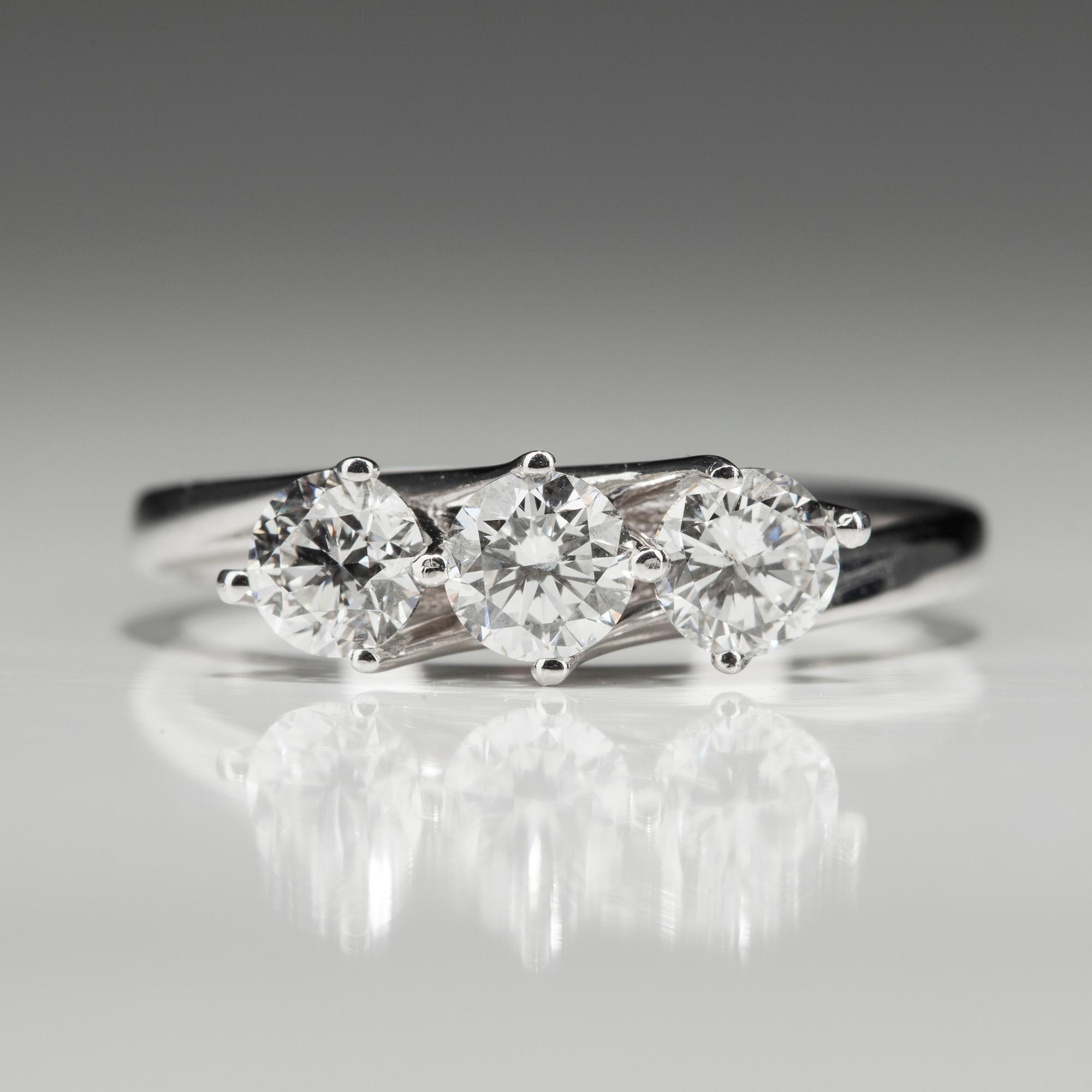 RING, vitguld 18K med 3 briljantslipade diamanter tot. 0,91 ct. Vikt 3,18 g. Intyg.