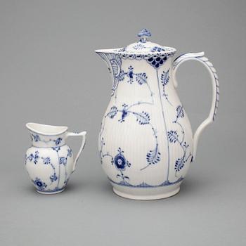 MATSERVIS, 74 delar. Porslin. Musselmalet. Royal Copenhagen.