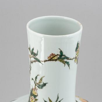 A large Chinese famille rose tianqiuping vase, modern.