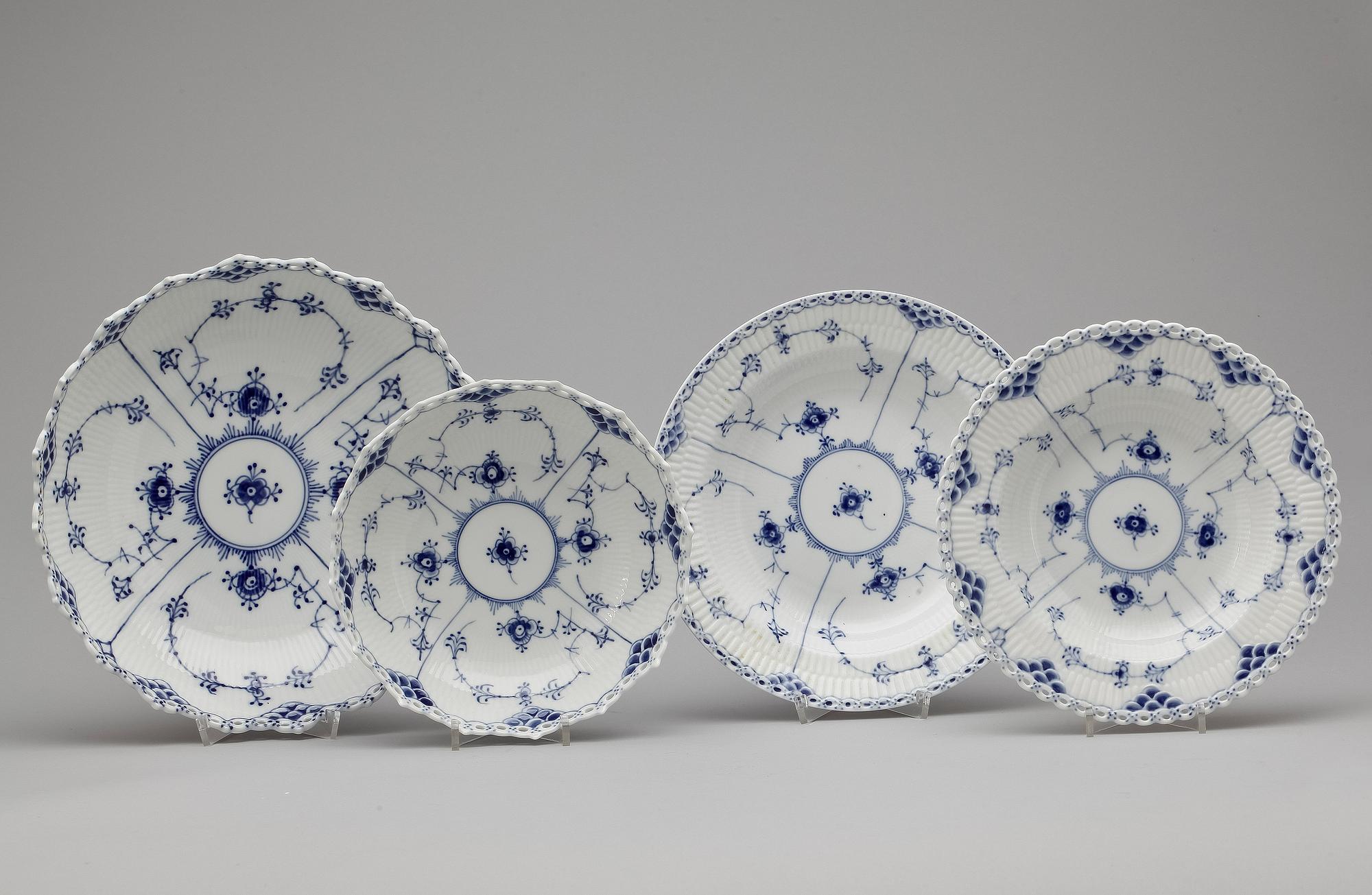 MAT- samt KAFFESERVIS, 151 delar, porslin, "Musselmalet", Royal Copenhagen, 1900-tal.