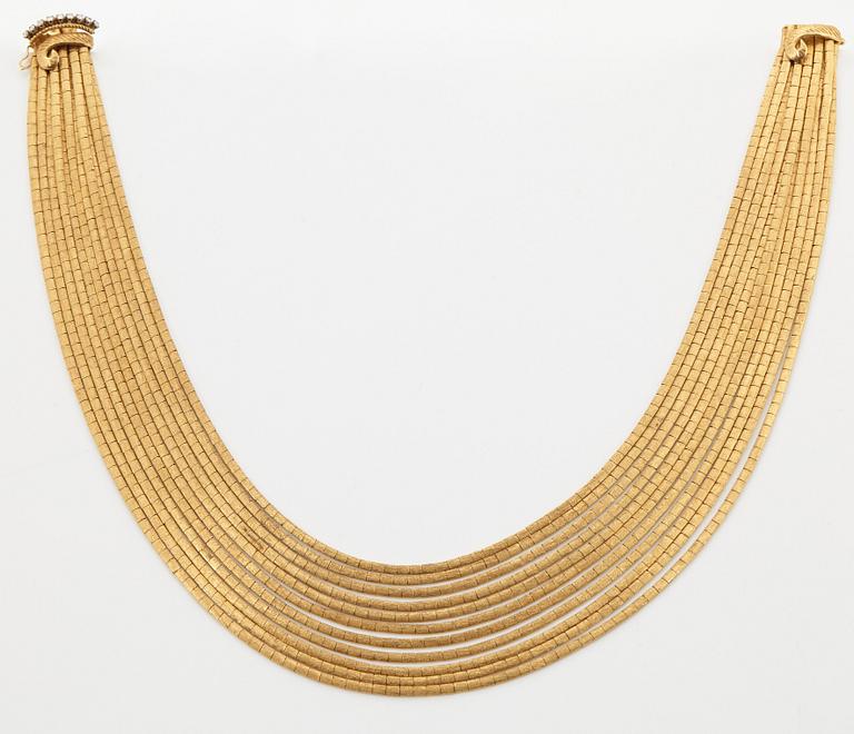 Collier 18K guld med runda briljantslipade diamanter.
