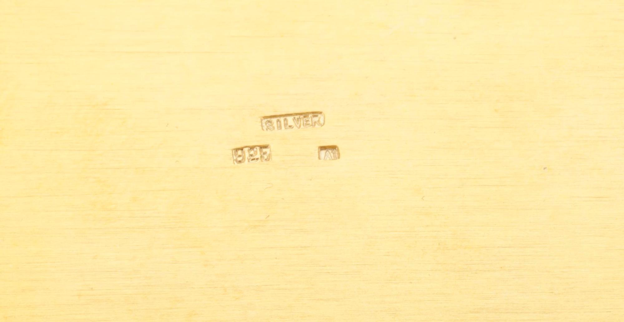 VINKANNA, med BRICKA och 8 BÄGARE. Förgyllt silver, turkoser, emalj. Kina 1900-talets senare hälft. Totalvikt 3497 g.