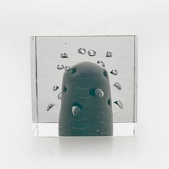Oiva Toikka, a glass cube, signed Oiva Toikka, Nuutajärvi 293.