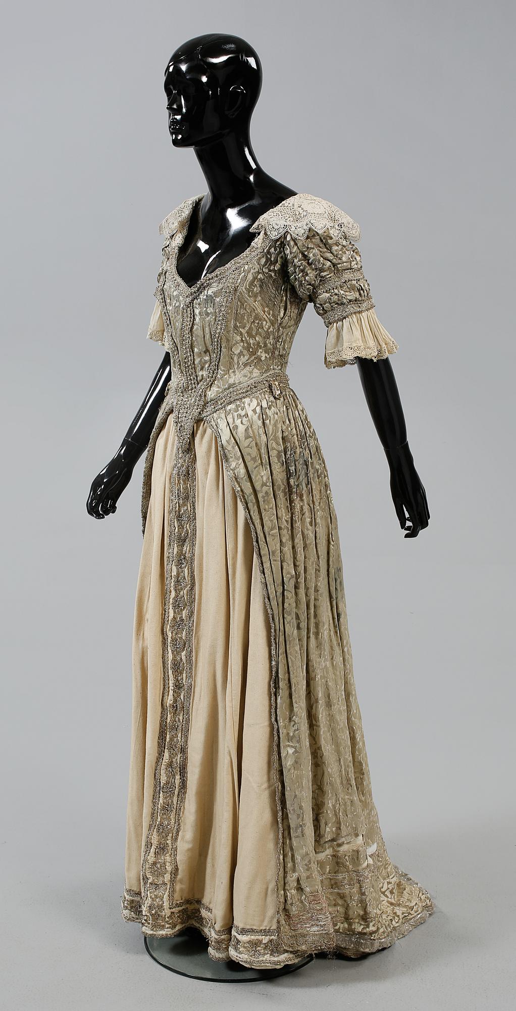 KOSTYM, 1900-talets första hälft.