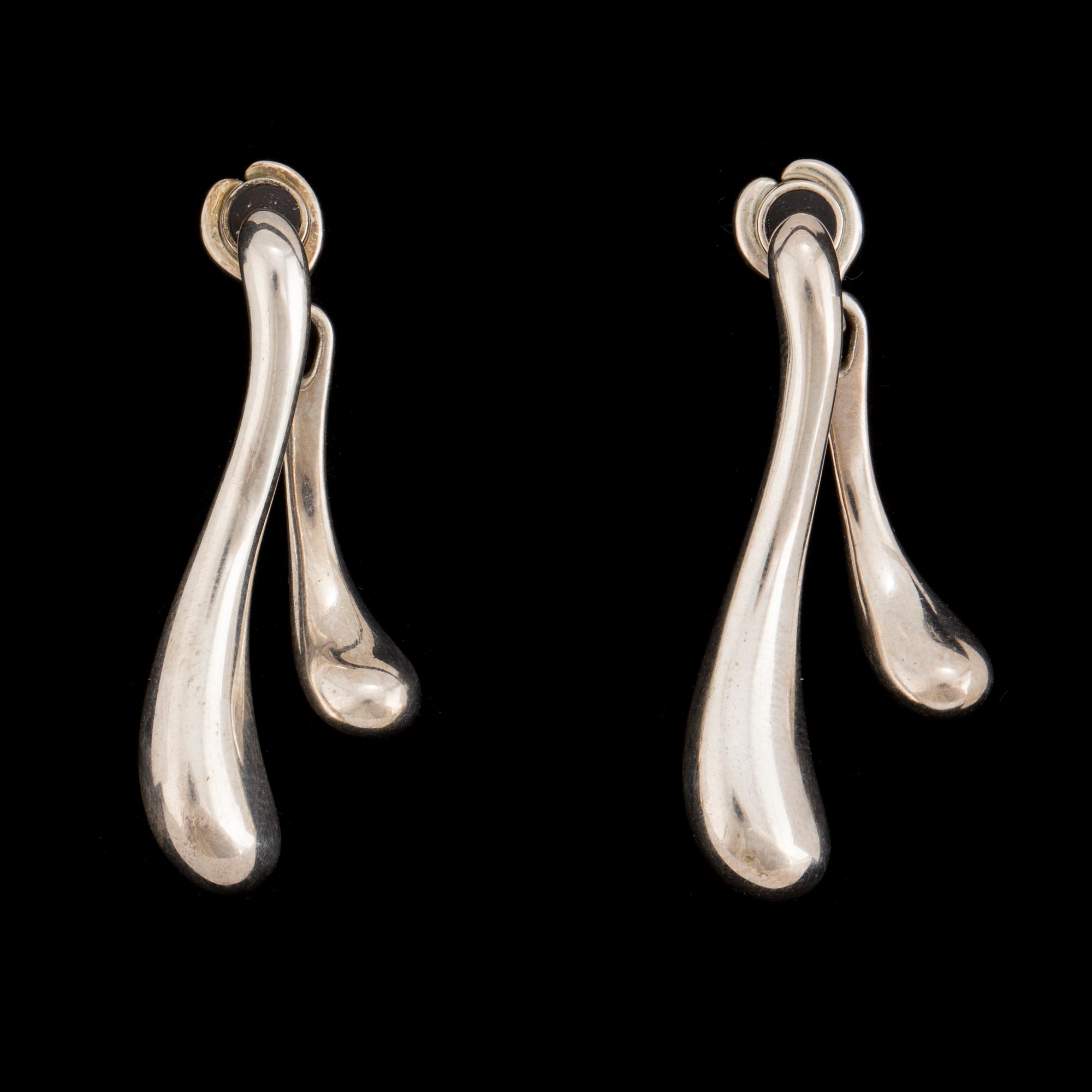 MINAS SPIRIDIS, ett par sterlingsilver örhängen för Georg Jensen, designerade 1990-tal.