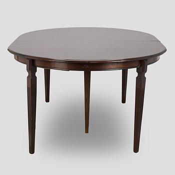 A dining table, Hepplewhite style, later half of the 20th century.