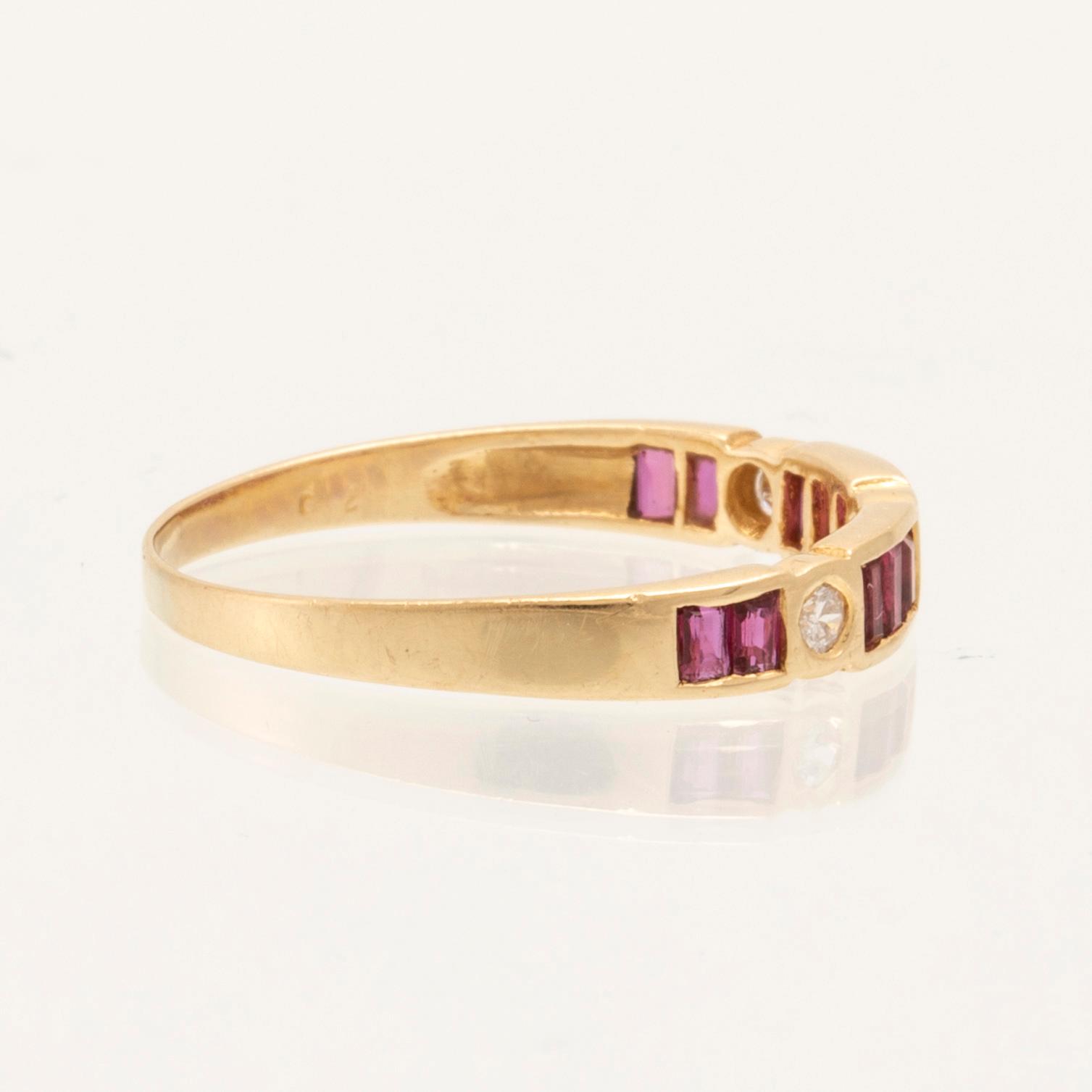 Ring 18K guld med baguettslipade rubiner och runda briljantslipade diamanter.