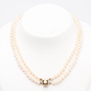 Necklace, freshwater pearls with a clasp in 18K gold.