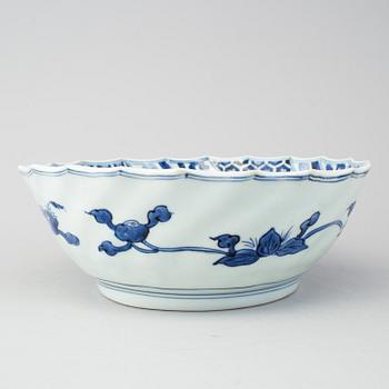 A blue and white Japanese bowl, 18th Century.