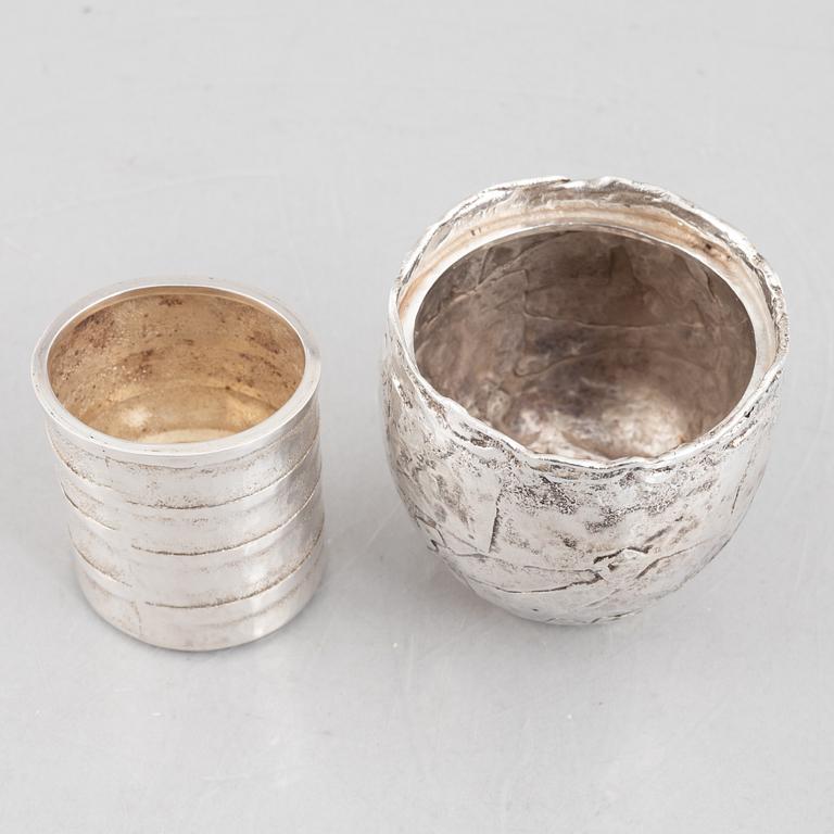 Lars Arby, två bägare/vaser, sterling silver varav en med lock, Göteborg 1975-1976.