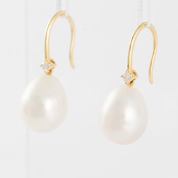 Örhängen 18K guld med odlade pärlor och briljantslipade diamanter.