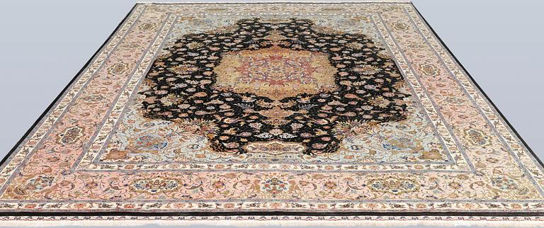 Matta, Täbris, part silk, s.k. 70 Radj, ca 350 x 250 cm.