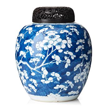 A blue and white jar, Qing  dynasty, Kangxi (1662-1722).