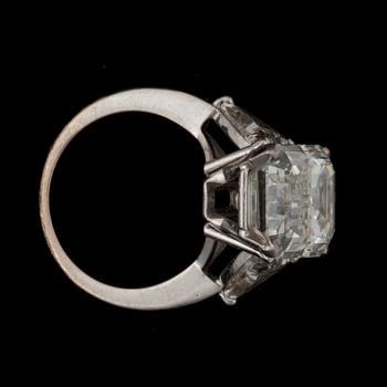 RING med baguetteslipad diamant, 9.30 ct. Kvalitet I/VVS2. Samt två triangulära diamanter ca  1.00 ct/st.